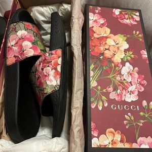 Authentic Gucci Bloom GG Supreme Slides. Size 39